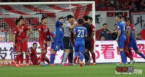 中超第十六轮上港对申花比赛中,奥斯卡的任意球和王燊超的头球都应判进,大家怎么看？