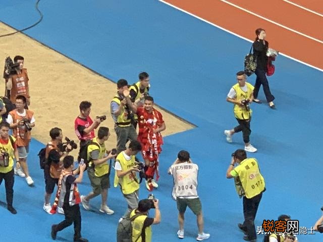 中超第十六轮上港对申花比赛中,奥斯卡的任意球和王燊超的头球都应判进,大家怎么看？