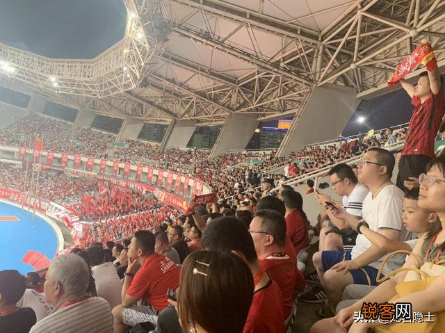 中超第十六轮上港对申花比赛中,奥斯卡的任意球和王燊超的头球都应判进,大家怎么看？