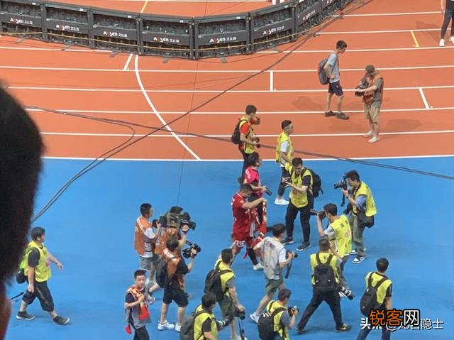 中超第十六轮上港对申花比赛中,奥斯卡的任意球和王燊超的头球都应判进,大家怎么看？