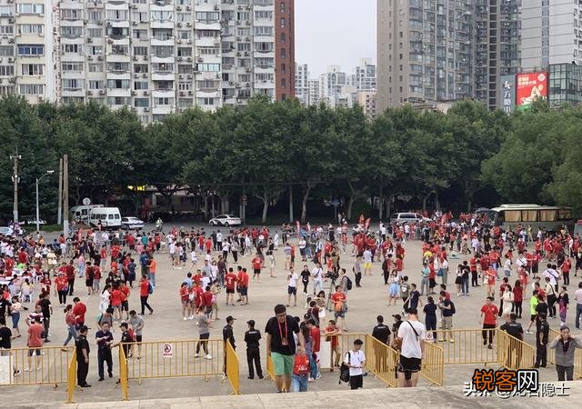 中超第十六轮上港对申花比赛中,奥斯卡的任意球和王燊超的头球都应判进,大家怎么看？