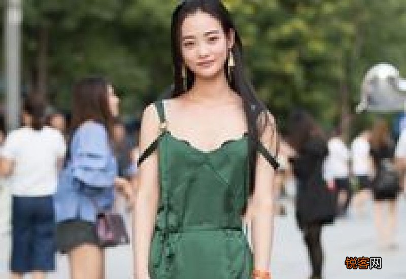 被上海女生街拍惊艳了 满大街都是“长裙和长裤” 个个洋气时髦