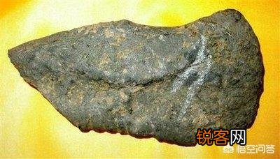据说鲁班因手被茅草割破,所以发明了”锯”。但那个时代还没有钢,他用什么做的锯条呢？
