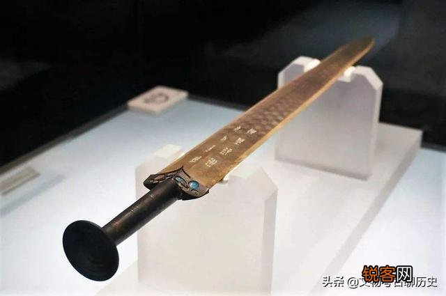 “越王勾践剑”为什么埋了2000多年,出土后还锋利无比呢？