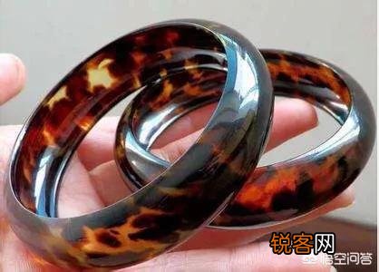 海南回来的朋友送我一个手镯,说叫玳瑁,请问玳瑁手镯是什么合成的,对身体有好处吗？