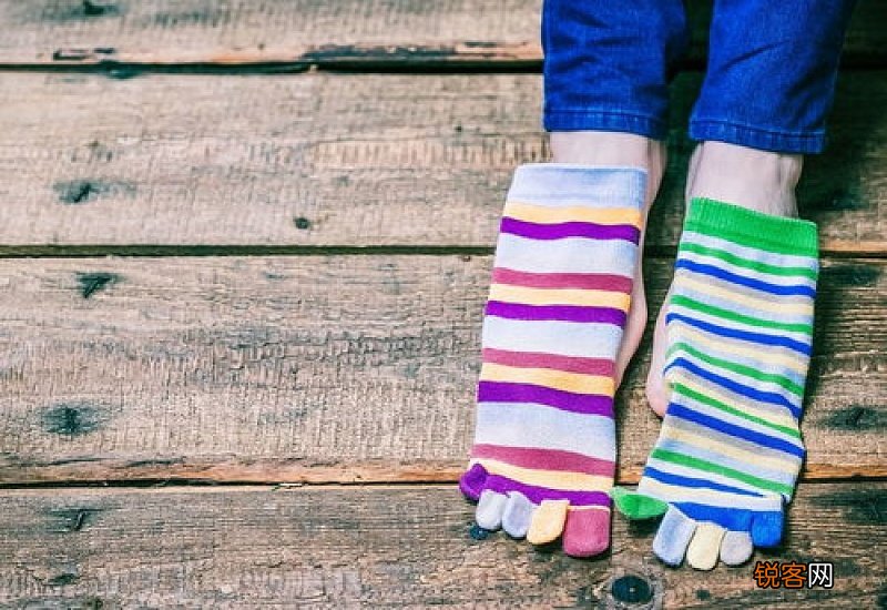 滑雪穿厚袜子还是薄袜子好