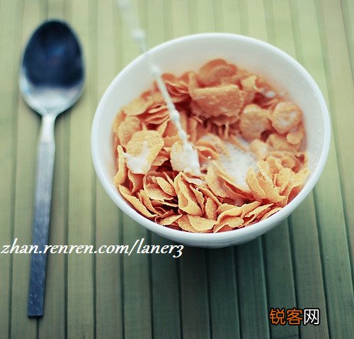 大半夜的，找点东西垫吧垫吧肚子吧~