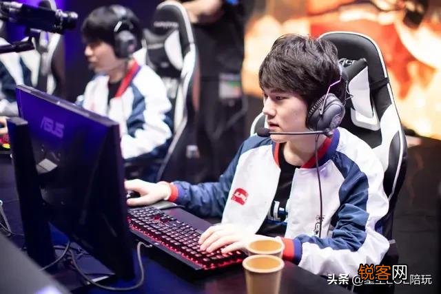 LOL路人辅助JKL感叹：让我干嘛就干嘛,意识好离谱,这就是冠军辅助的感觉吗？