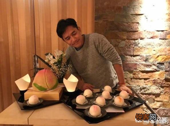 刘嘉玲为梁朝伟庆生,为啥33年可以不重样？