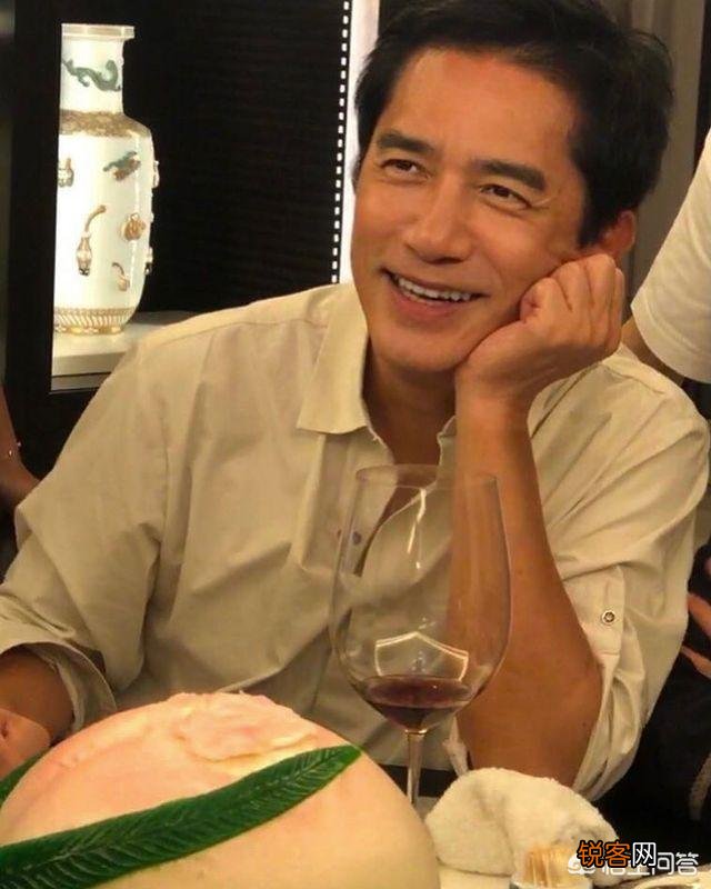刘嘉玲为梁朝伟庆生,为啥33年可以不重样？