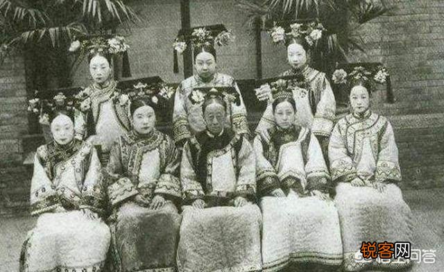 清朝嫔妃侍寝到底是要被太监抬进皇帝寝宫,还是皇帝去妃子宫里留宿？