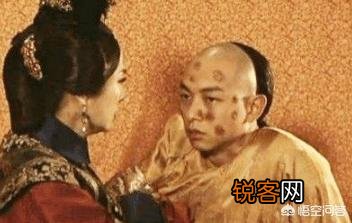 清朝嫔妃侍寝到底是要被太监抬进皇帝寝宫,还是皇帝去妃子宫里留宿？