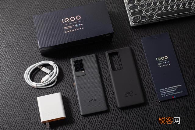 iQOO8系列和苹果13玩游戏谁的视觉效果更好些？