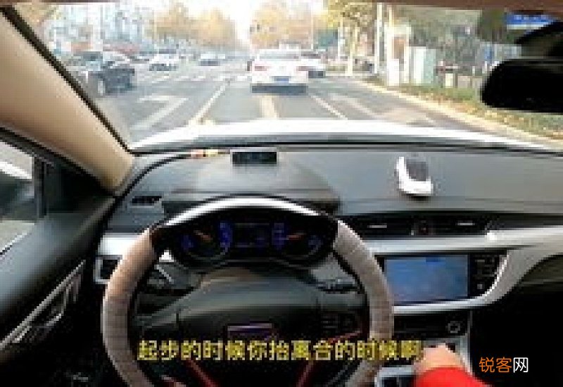 手动挡左转弯上坡起步技巧 手动档左转弯怎么转