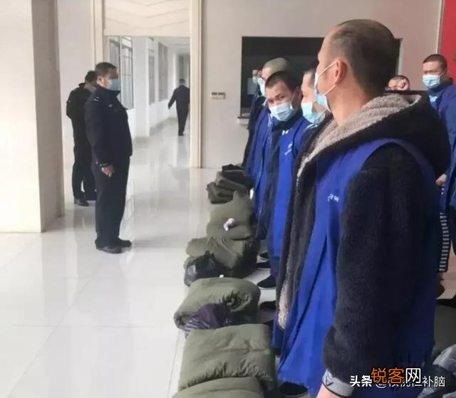 羁押看守所,是什么体验？需要24小时戴手铐吗？