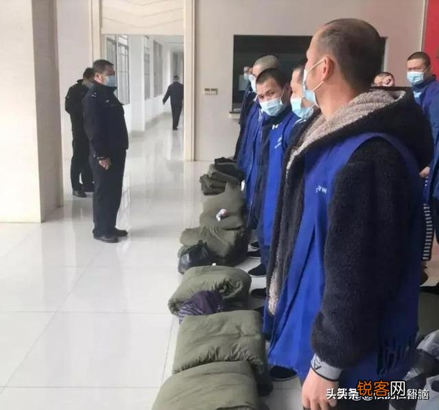 羁押看守所,是什么体验？需要24小时戴手铐吗？