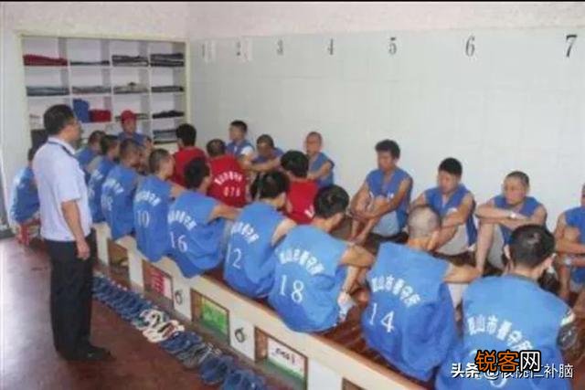 羁押看守所,是什么体验？需要24小时戴手铐吗？