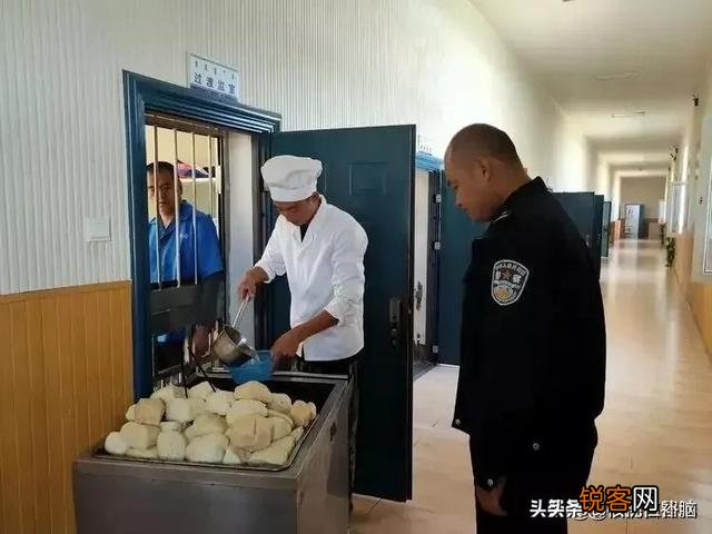 羁押看守所,是什么体验？需要24小时戴手铐吗？