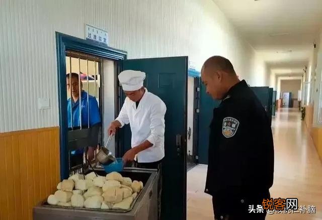 羁押看守所,是什么体验？需要24小时戴手铐吗？