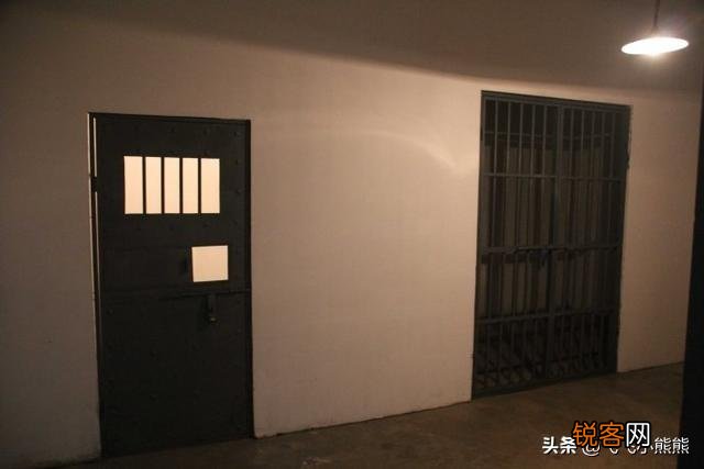 犯人在监狱违规被送往严管队关禁闭是一种怎样的体验？