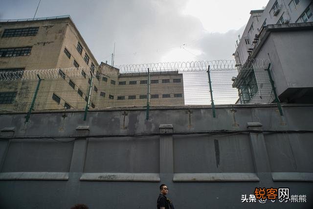 犯人在监狱违规被送往严管队关禁闭是一种怎样的体验？