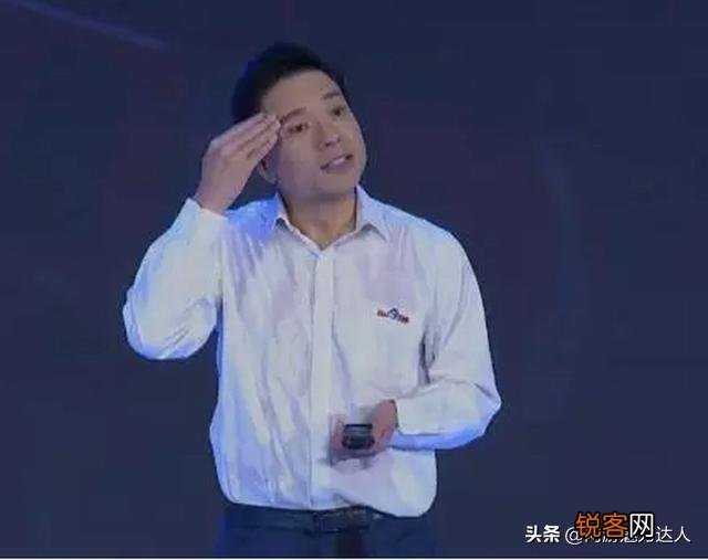 李彦宏脾气真好,如果你被人当面泼水,你能做到这么淡定吗？