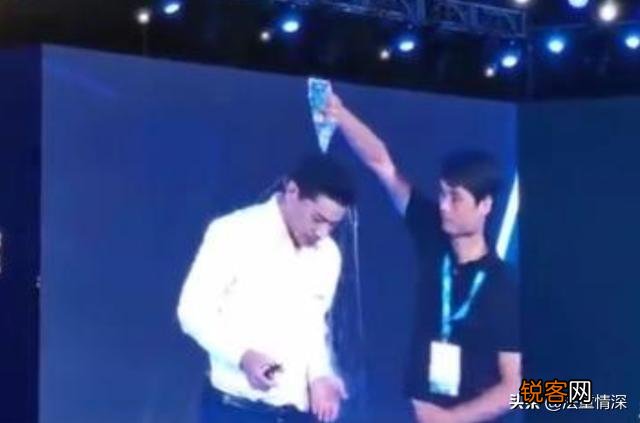 李彦宏脾气真好,如果你被人当面泼水,你能做到这么淡定吗？