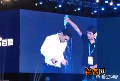 百度李彦宏演讲被当头浇水,在中国敢对公众人物做这种举动还是很少见的,你怎么看？