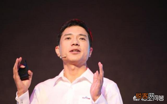 百度CEO李彦宏在AI开发者大会演讲,被人用矿泉水泼了一身,大家有什么看法？