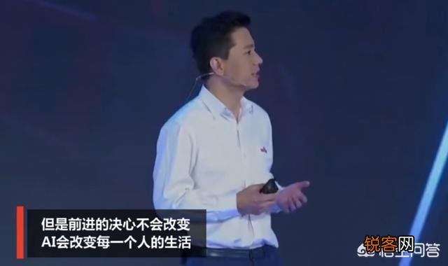 百度CEO李彦宏在AI开发者大会演讲,被人用矿泉水泼了一身,大家有什么看法？