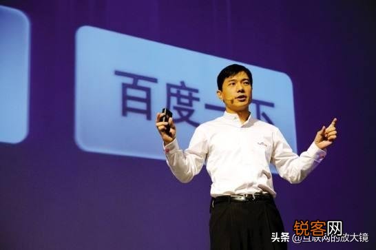 李彦宏在百度AI开发者大会上,在演讲中遭遇观众往头上浇水,你怎么看？