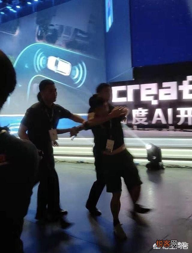 李彦宏在百度AI开发者大会上,在演讲中遭遇观众往头上浇水,你怎么看？