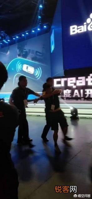 百度AI开发者大会上对李彦宏泼水的人,你觉得他会是什么心理？