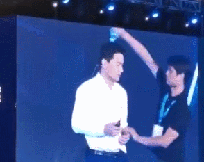 如果你是李彦宏,当众被头上倒水,你会说什么？