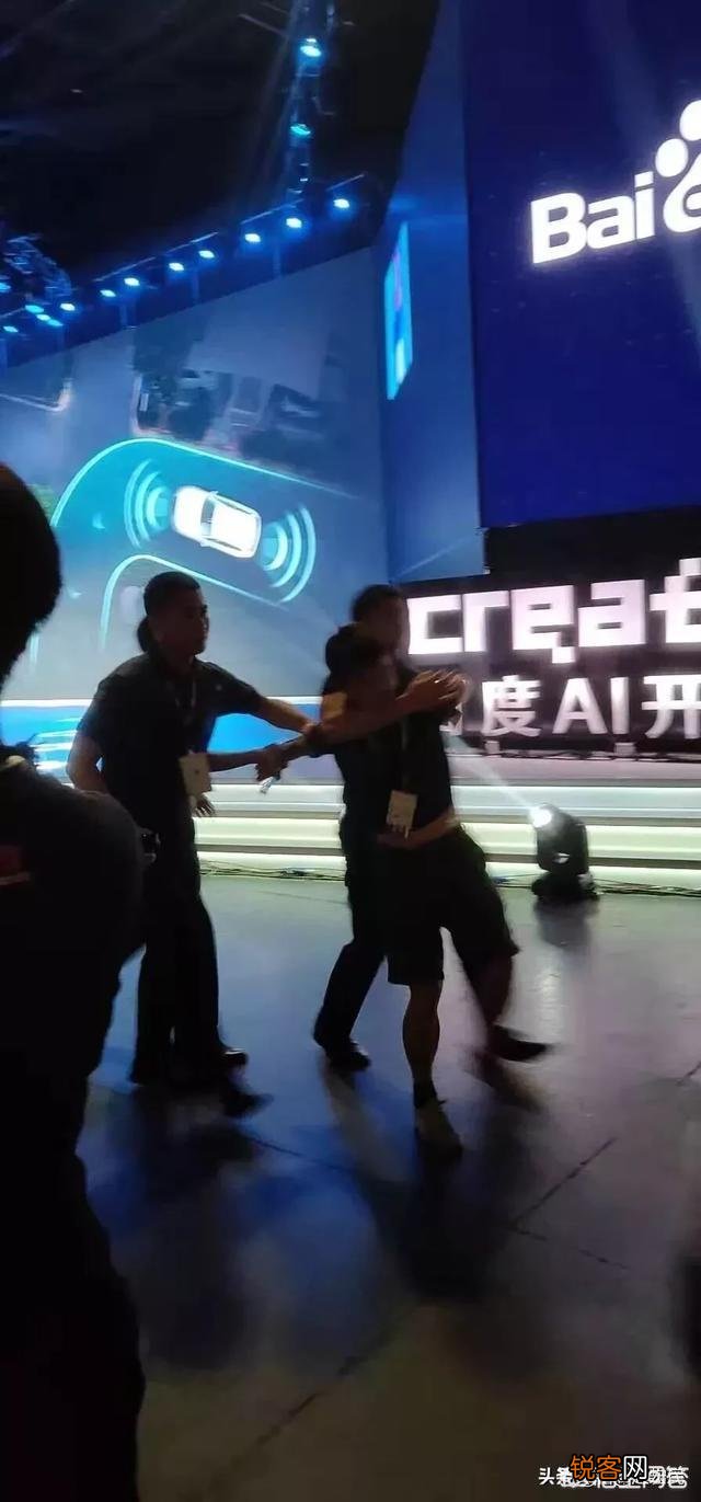 百度集团李彦宏演讲时被泼水事件,泼水者是什么心态？为了出名还是表达对百度的愤怒？
