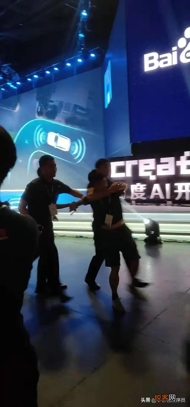 百度CEO李彦宏大会上被泼水,你如何看待这位网友蓄谋已久的举动？
