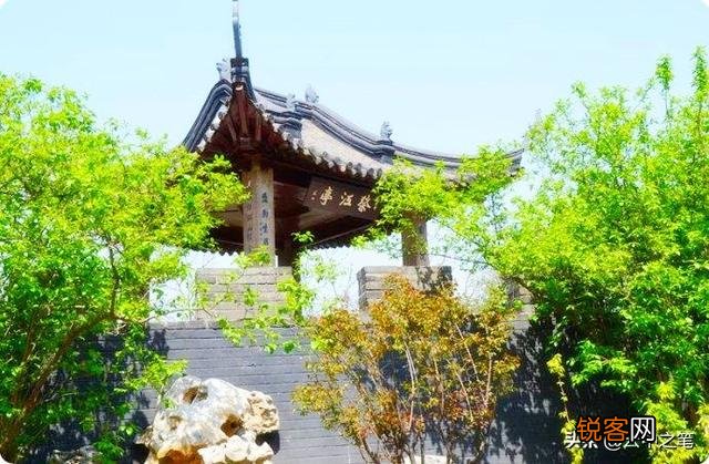 《念奴娇·赤壁怀古》、《桂枝香·金陵怀古》和《永遇乐·京口北固亭怀古》三篇宋词怀古之作如何赏析？