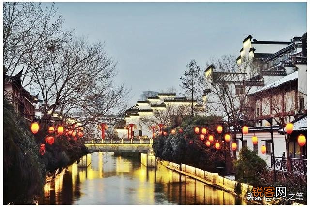 《念奴娇·赤壁怀古》、《桂枝香·金陵怀古》和《永遇乐·京口北固亭怀古》三篇宋词怀古之作如何赏析？