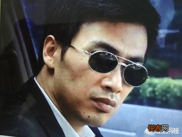 黑帮电影里谁扮演的黑老大角色最让你折服？