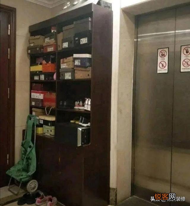邻居楼道里放鞋柜,鞋,物业管不了,怎么办？