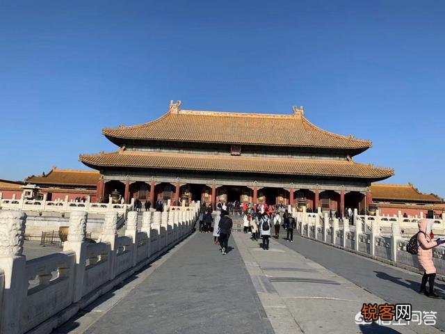 清朝皇帝每天上朝是在乾清宫还是在太和殿？