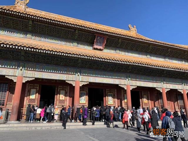 清朝皇帝每天上朝是在乾清宫还是在太和殿？