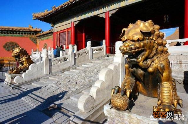 清朝皇帝每天上朝是在乾清宫还是在太和殿？