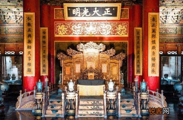 清朝皇帝每天上朝是在乾清宫还是在太和殿？