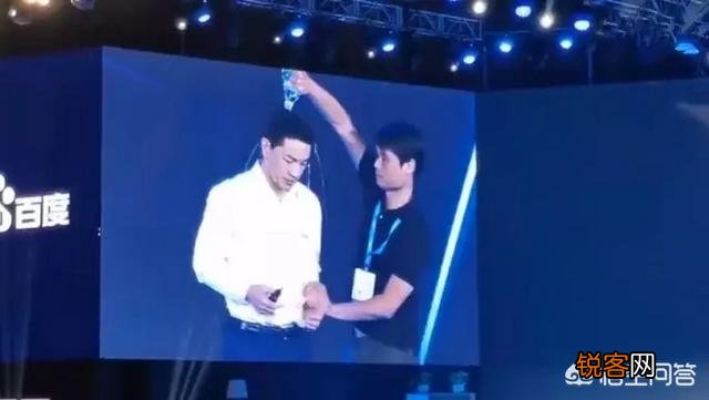 如何看待李彦宏在AI大会上“被陌生男子浇一头冷水”的事情？
