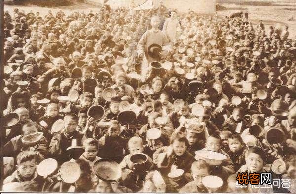 诗人张养浩的《潼关怀古》中“兴,百姓苦,亡,百姓苦”是什么原因？