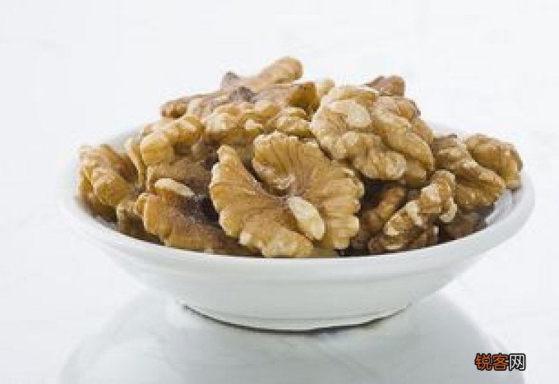 核桃仁怎么去除表面的薄皮 核桃仁应该怎么吃有营养