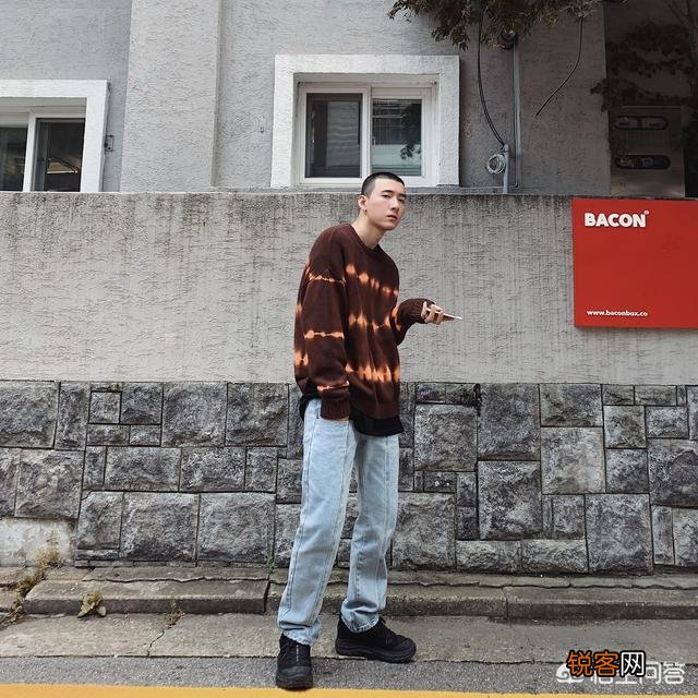 咖啡色衣服搭配什么衣服才好看？为什么？