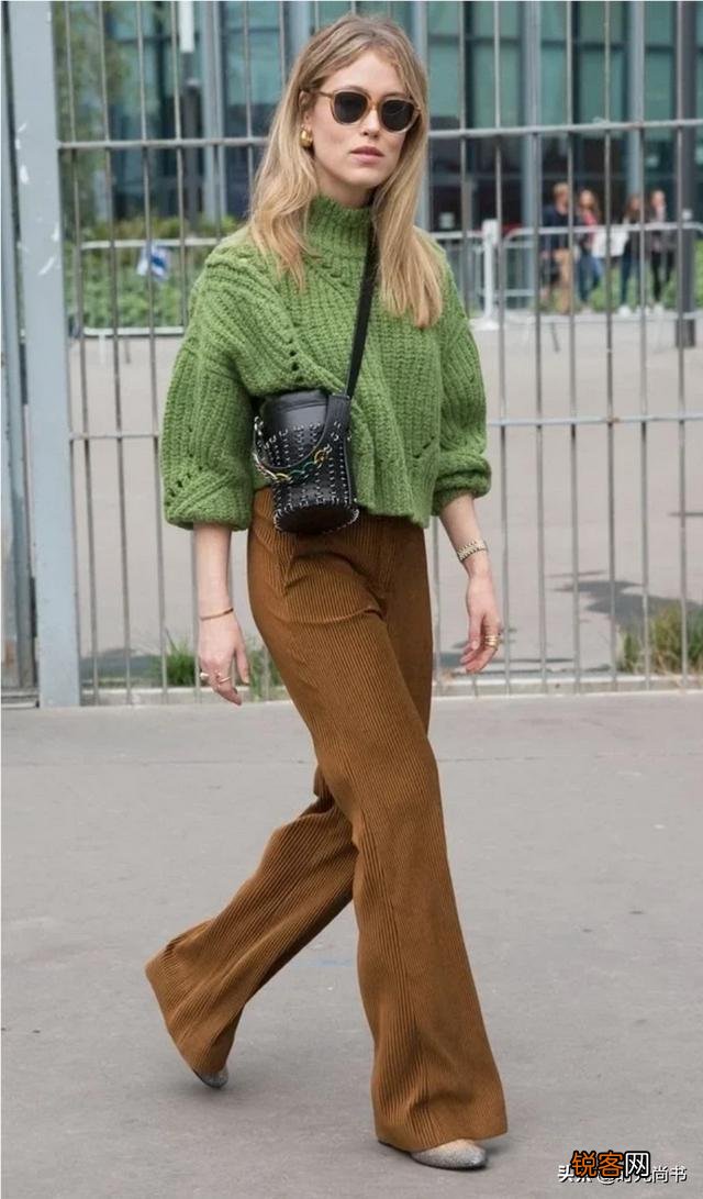 咖啡色衣服搭配什么衣服才好看？为什么？