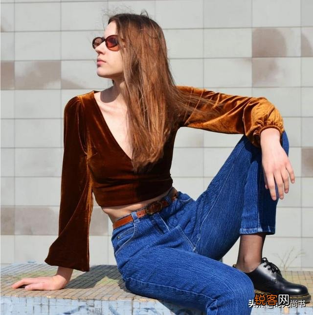 咖啡色衣服搭配什么衣服才好看？为什么？